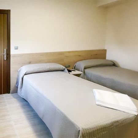 Hostal Restaurante Cuatro Caminos Cubillos del Sil Eksteriør billede