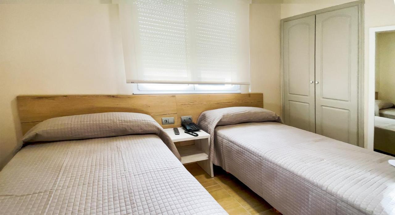 Hostal Restaurante Cuatro Caminos Cubillos del Sil Eksteriør billede