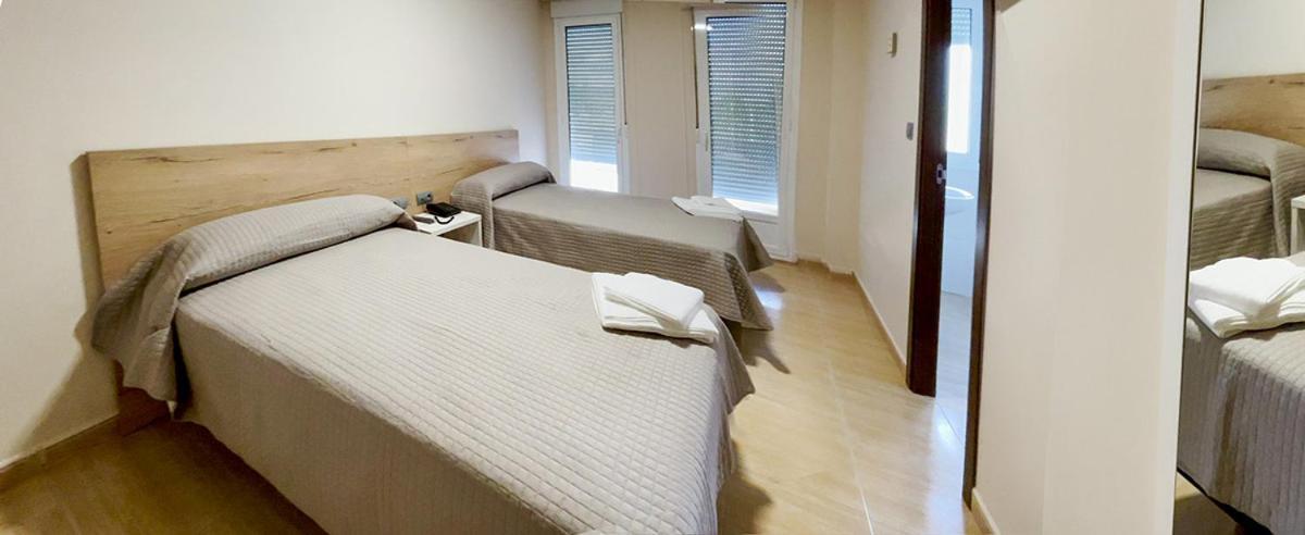 Hostal Restaurante Cuatro Caminos Cubillos del Sil Eksteriør billede