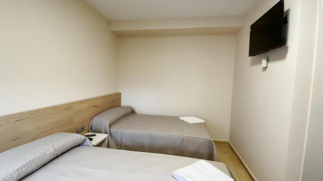 Hostal Restaurante Cuatro Caminos Cubillos del Sil Eksteriør billede