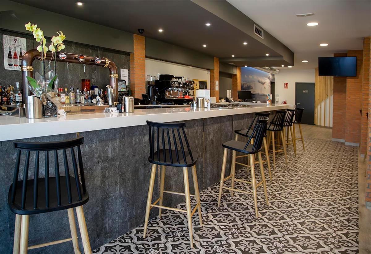 Hostal Restaurante Cuatro Caminos Cubillos del Sil Eksteriør billede