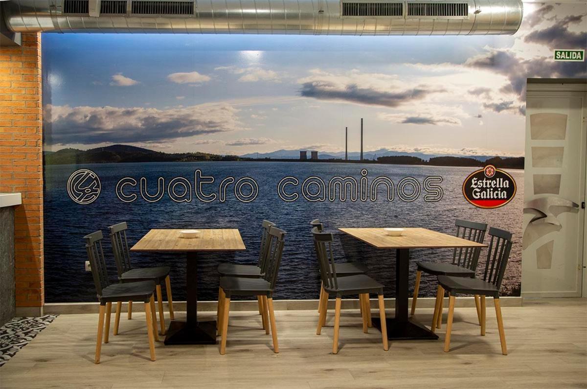 Hostal Restaurante Cuatro Caminos Cubillos del Sil Eksteriør billede